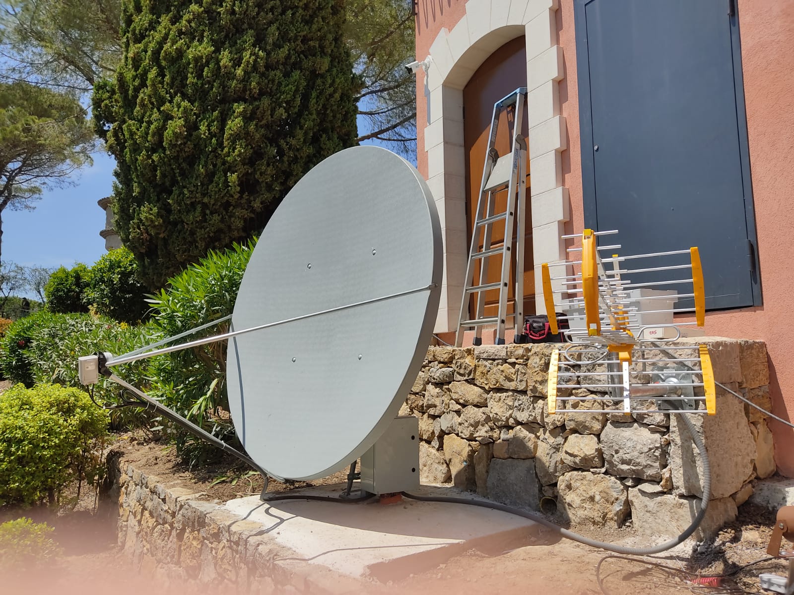 Parabole professionnelle ASTRA 2 sur villa