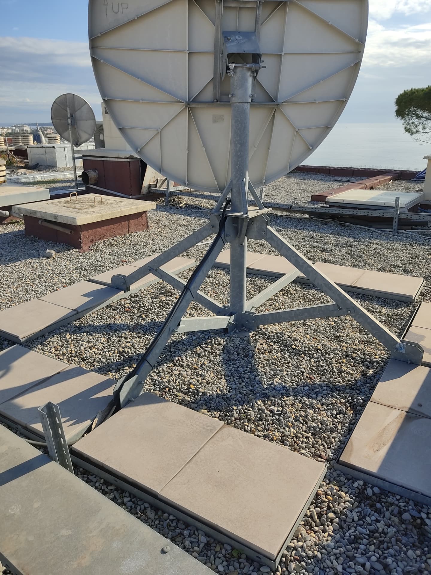 Parabole professionnelle sur toit d'immeuble — Cannes