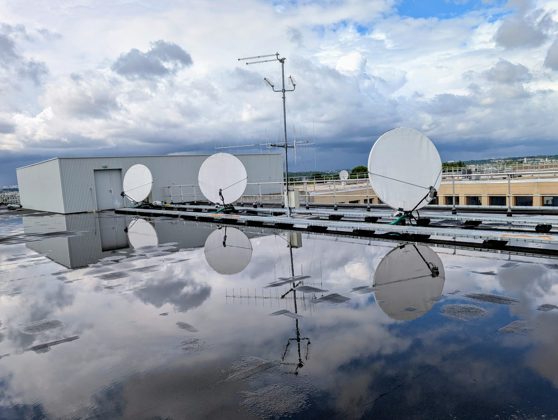 Têtes de réseau satellite + TNT sur toiture-terrasse